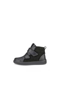 Scarpe nere alla caviglia con tomaia in suede e materiale sintetico, dotate di due cinturini in velcro regolabili e di un tirante per facilitare la calzata.