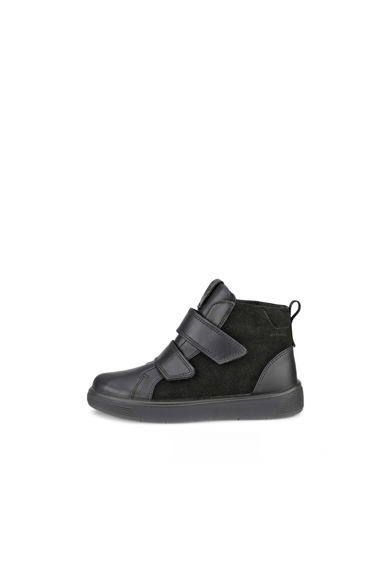 Scarpe nere alla caviglia con tomaia in suede e materiale sintetico, dotate di due cinturini in velcro regolabili e di un tirante per facilitare la calzata.