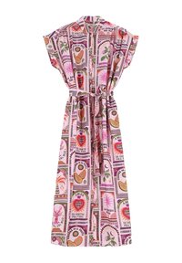 Robe rose avec des manches courtes, un col et une taille ceinturée. Présente un imprimé vibrant de cœurs, de fleurs et de phrases dans différentes couleurs.