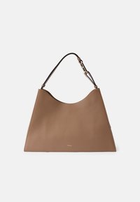 Sac en cuir marron à bandoulière avec une texture lisse, un contour supérieur courbé et une seule sangle foncée. Logo doré à l'avant.