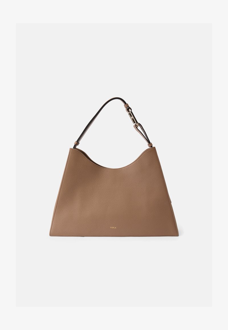 Borsa a spalla in pelle marrone con una superficie liscia, una forma arcuata sulla parte superiore e una sola tracolla scura. Logo dorato sul davanti.