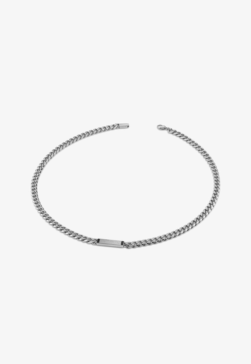 Collana in argento con anelli intrecciati, dotata di un accento rettangolare piatto al centro. Finitura metallica liscia e lucida.