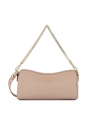 Beżowa skórzana torebka kopertówka z zaokrąglonym górnym brzegiem, złotym łańcuszkowym paskiem oraz małym złotym logo umieszczonym na środku przedniej części.