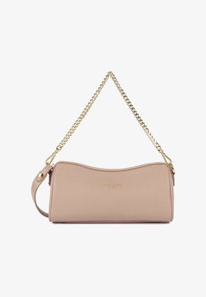 Pochette en cuir beige avec bord supérieur incurvé, bandoulière chaîne dorée et petit logo doré centré à l'avant.