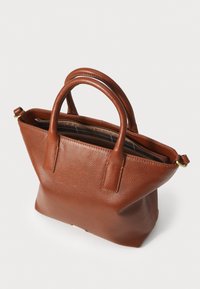 Bruine leren tote bag met een textuur oppervlak, dubbele handvatten en ritsluiting. Het interieur heeft een met patroon gevoerde voering. Compact en gestructureerd ontwerp.