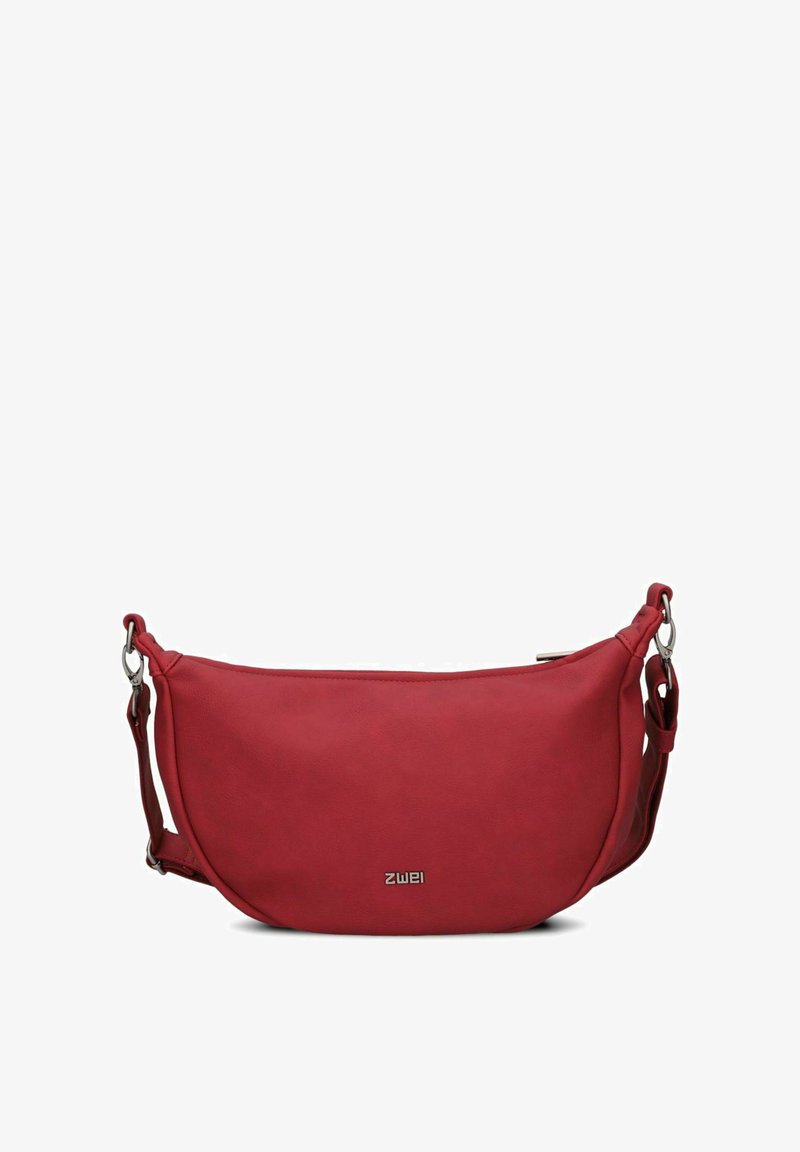 Borsa a spalla a forma di mezzaluna rossa con tracolla regolabile e ganci in argento, dotata di un piccolo logo "zwei" sul davanti.