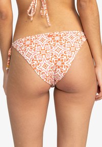 Bikiny s květinovým vzorem v oranžových a růžových odstínech, s nastavitelnými bočními uzly a hladkým povrchem.