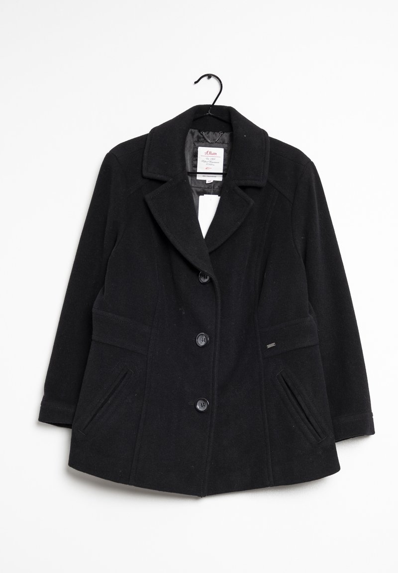 Svart ullrock med kavajkrage, fyra knappar, två sidofickor och lätt utsvängd passform. Har en slät yta och sydda detaljer.