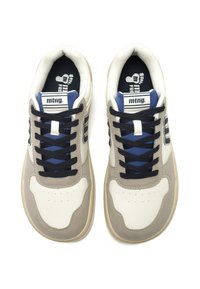 Sneaker mit einem Obermaterial aus weißem Leder und grauen Wildlederakzenten, marineblauen Schnürsenkeln und einer gepolsterten Zunge. Perforierte Zehenkappe für Atmungsaktivität.
