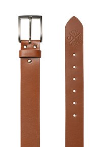Brauner Leder-Gürtel mit einer quadratischen Metallschnalle, ausgestattet mit fünf Löchern und einer glatten Textur, mit einem Logo in der Nähe der Spitze geprägt.