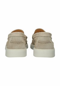 Beige semišové slip-on boty s kulatou špičkou a bílou gumovou podrážkou. Obsahují prošívané detaily na zadní straně a hladké vnitřní podšívání.