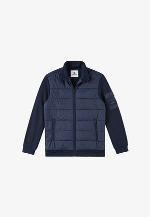 Tumesinine lukuga jope, millel on tikitud esikülg, kootud varrukad, kaks esilukuga taskut ja vasakul varrukal nööbitav klapitasku.