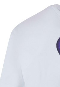 Hvit bomull T-skjorte med rund hals og korte ermer, med et fremtredende lilla grafisk design på nederste høyre side.