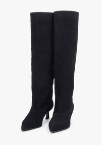 Zwarte suède kniehoge laarzen met een spitse neus en slanke hak. De gladde textuur en strakke lijnen creëren een elegante silhoutte.