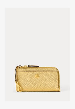 Portofel cu fermoar din piele texturată aurie, cu curea detașabilă pentru încheietură și logo mic din metal RL pe față, pe un fundal alb.