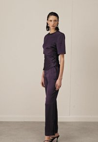 Materiel SLITS OUT PANTS - Παντελόνι - deep purple