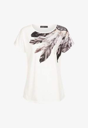 Valge lühikeste varrukate ja musta-halliga sule graafikuga T-särk ühel õlal, ümmargune kaelus ja pehme kangatekstuur.