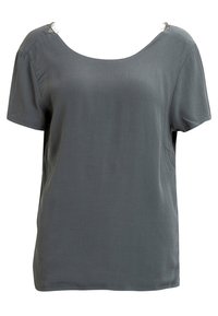 Camiseta gris de manga corta hecha de una tela suave, con un escote redondeado y un sutil detalle en el hombro. Corte clásico, diseño simple.
