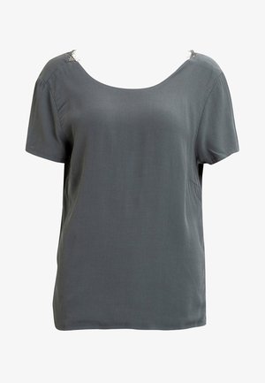 Grå kortærmet top lavet af glat stof, med en rund halsudskæring og diskret detaljering på skulderen. Klassisk pasform, enkelt design.