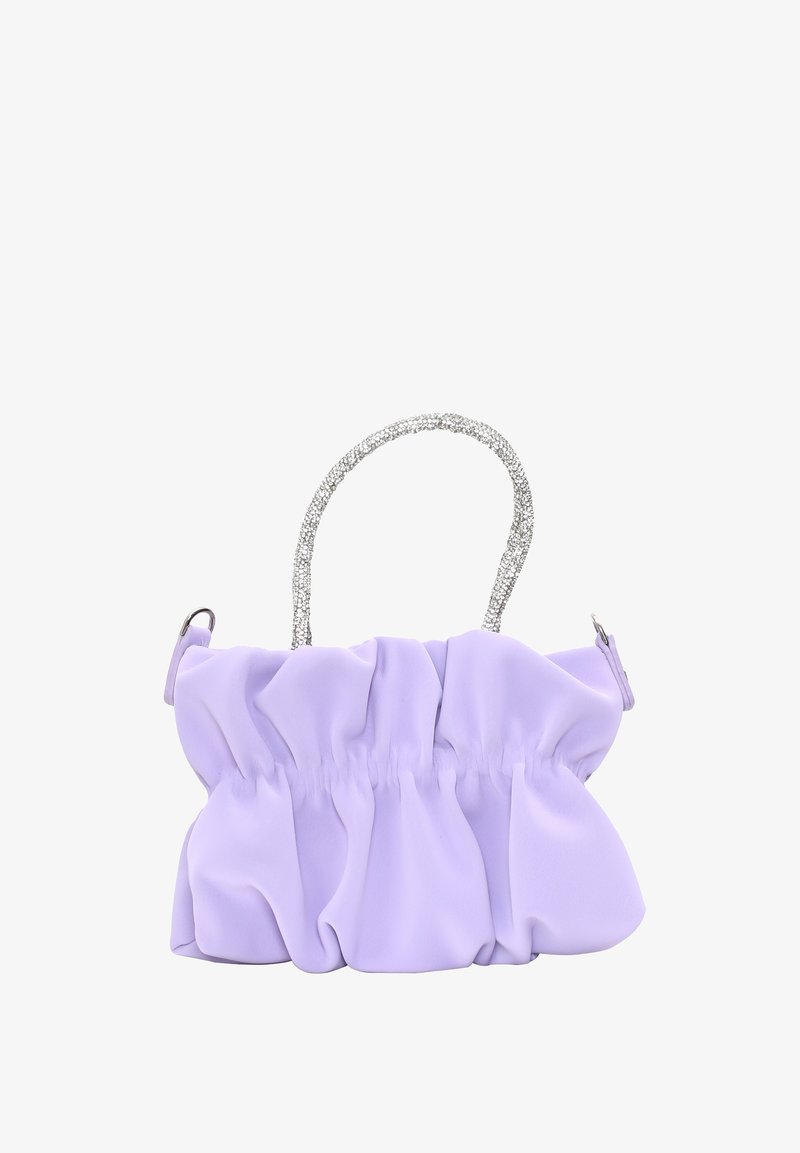 Lila weiche Stoffhandtasche mit gerafftem Design, silberfarbener Kettenhenkel und seitlichen Clips. Kompakte, runde Form mit glatter Textur.