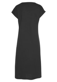 Zwarte katoen jurk met een relaxte pasvorm, ronde hals en korte mouwen. Soepele textuur en knielange ontwerp, zonder zichtbare versieringen.