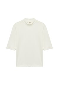 Camiseta blanca de manga corta con cuello alto y textura suave, hecha de material de algodón. Diseño simple sin patrones ni adornos.