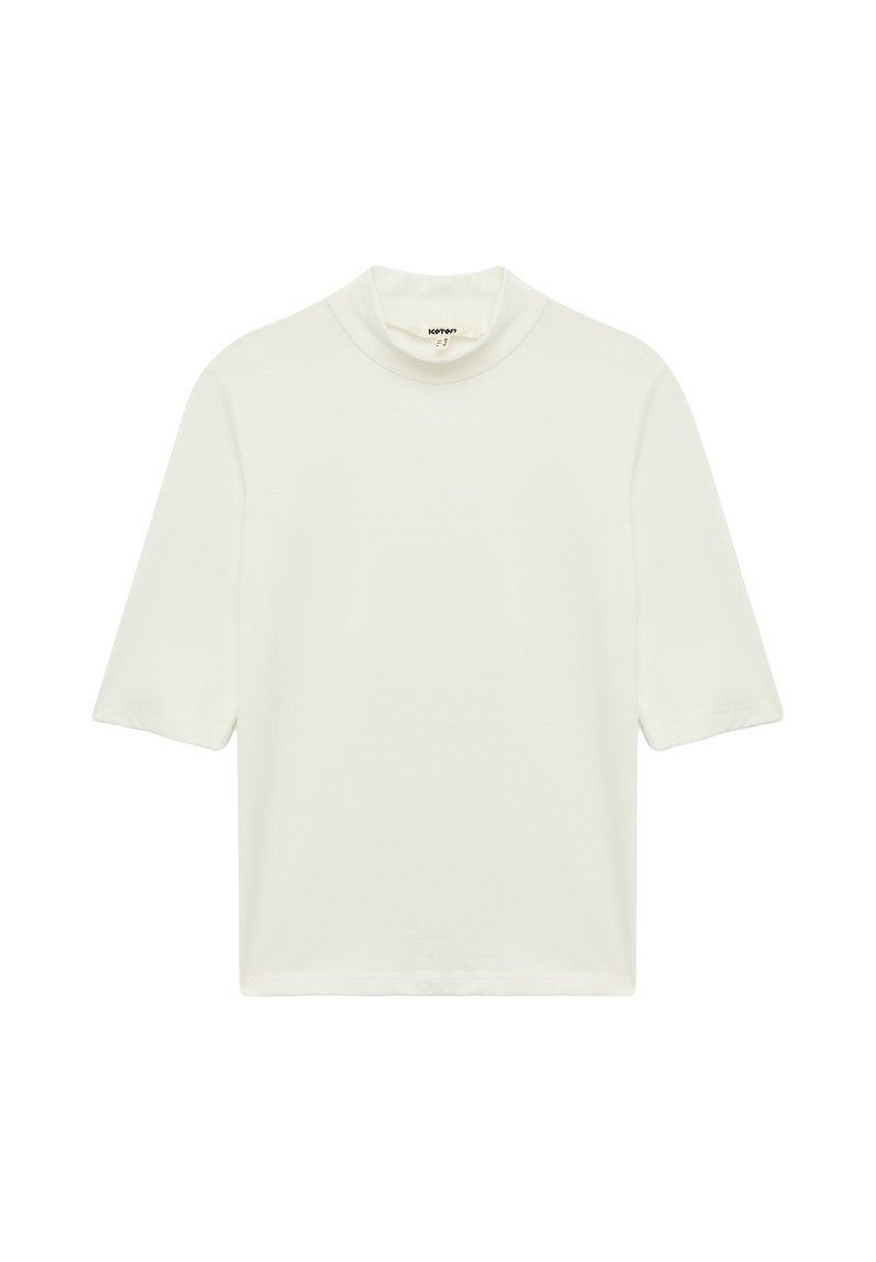 Camiseta blanca de manga corta con cuello alto y textura suave, hecha de material de algodón. Diseño simple sin patrones ni adornos.