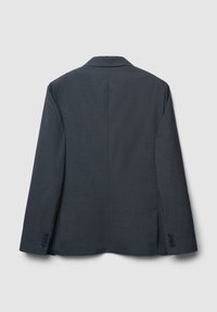 Blazer grigio scuro con finitura testurizzata, spacco singolo sul retro e polsini con bottoni, caratterizzato da un design classico e una vestibilità sartoriale.