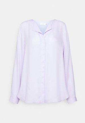 Blouse à manches longues couleur lavande claire avec boutons dissimulés à l'avant, col pointu et manches à revers sur fond uni.