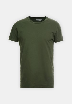 Camiseta de algodón verde oliva con cuello redondo, mangas cortas y una textura suave. Presenta costuras mínimas y sin gráficos visibles.