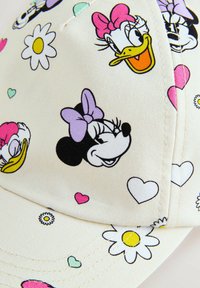 Mütze aus einem hellcremigen Stoff, mit gedruckten Cartoonfiguren, Gänseblümchen und Herzen in Pastellfarben. Gebogener Schirm, genähte Details.