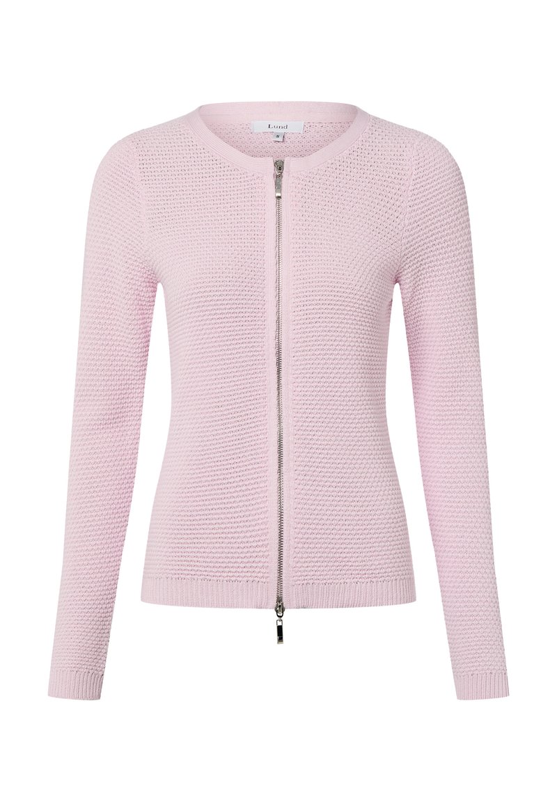 Cardigan tricoté rose clair avec un col rond, des manches longues et une fermeture éclair à l'avant. La texture présente un motif côtelé subtil avec des poignets ourlés.