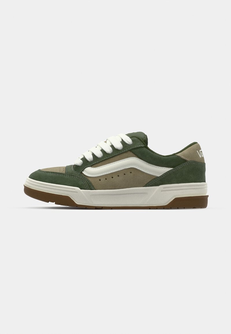 Sneaker in camoscio verde e beige con lacci bianchi, suola in gomma e dettagli perforati sui lati per la ventilazione.