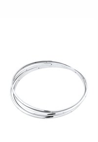Des bracelets en argent en métal poli, présentant une finition lisse avec de subtils points en relief sur leur surface, interconnectés dans un design empilé.
