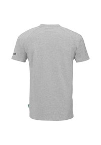 Grå t-shirt med korte ærmer og rund halsudskæring. Lavet af blødt materiale, har et logo på venstre ærme og et mærke ved bunden af sømmet.