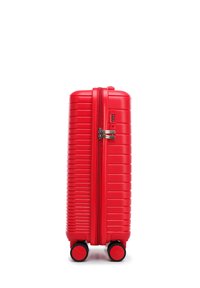 Valise rigide rouge avec texture rainurée, fermeture éclair verrouillable et quatre roues. Le design présente une forme compacte et une construction robuste.