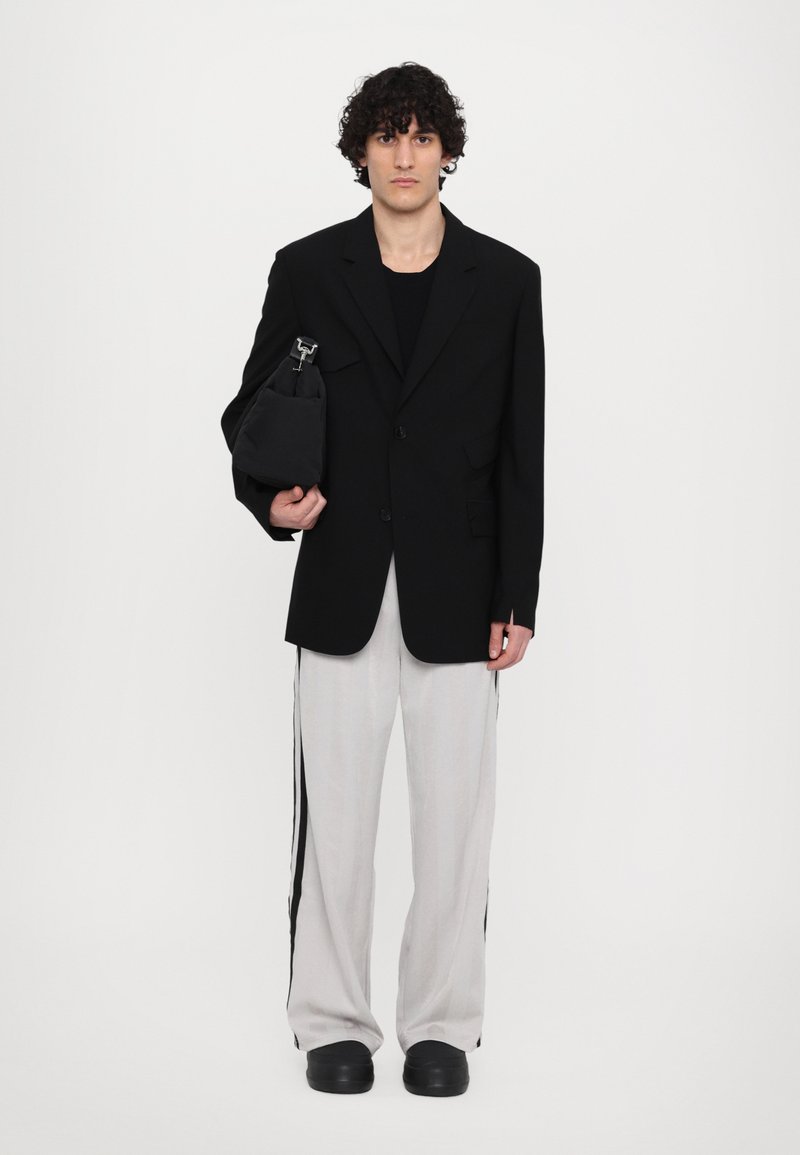 Han Kjøbenhavn - FOOTBALL TRACK TROUSERS UNISEX - Tracksuit bottoms - light grey, Enlarge
