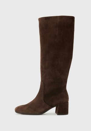 Bottes en daim marron, montant jusqu'au genou, avec un bout carré et un talon bloc. Elles présentent une texture lisse et un design épuré sans embellissements.