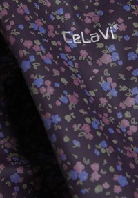 Fialová textilie s květinovým vzorem obsahujícím růžové, modré a zelené květiny. Logo "Celavi" je vyšívané stříbrnou barvou. Hladký, lehký materiál.