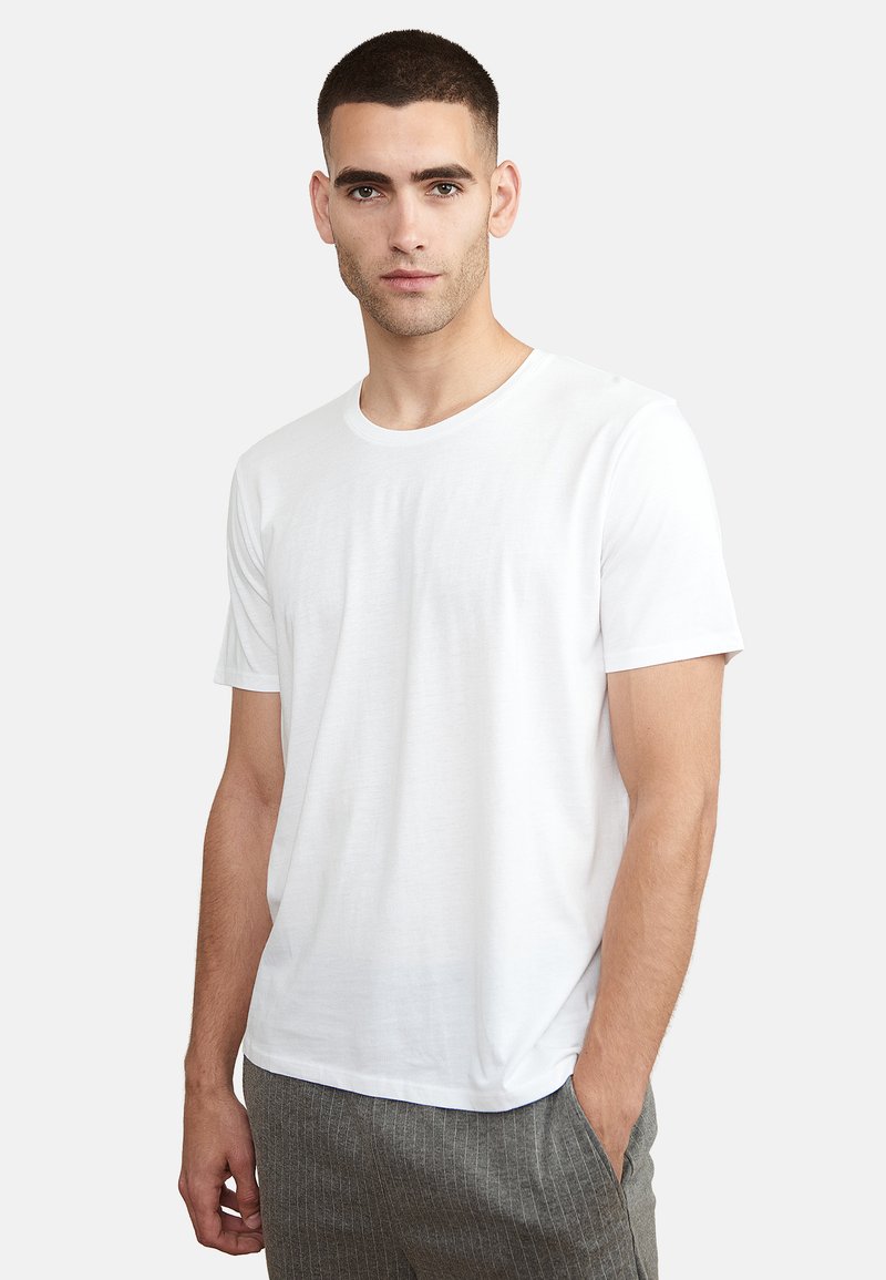 T-shirt Classic en coton bio. Manches courtes et col V, vert mousse T-shirt Classic en coton bio. Manches courtes et col V, vert mousse