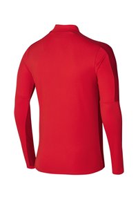 Chemise rouge à manches longues avec un col haut, texture lisse et design ajusté. Présente des panneaux latéraux légèrement contrastés pour la ventilation.