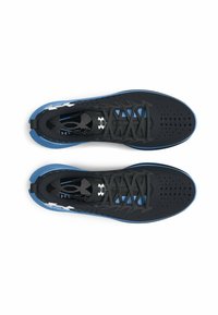 Par de zapatillas deportivas negras y azules con el logo de Under Armour, vistas desde arriba sobre un fondo blanco.