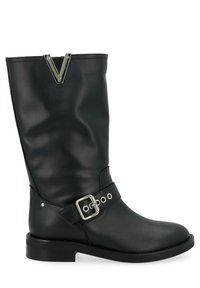 Stivale in pelle nera al ginocchio con un design strutturato, caratterizzato da una tracolla con fibbia argentata, accenti metallici e suola piatta.