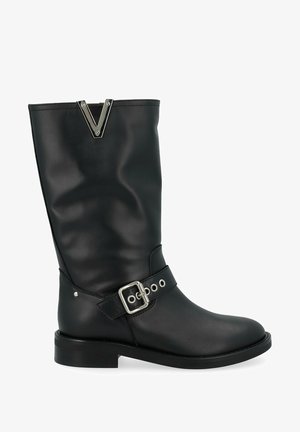 Stivale in pelle nera al ginocchio con un design strutturato, caratterizzato da una tracolla con fibbia argentata, accenti metallici e suola piatta.