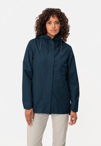 Navy wasserfeste Jacke mit Kapuze, verstellbaren Kordelzügen und einem Frontreißverschluss. Glatte Textur, minimalistisches Design und Logodetail auf der Brust.