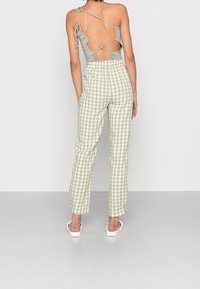 Vero Moda Kalhoty - white