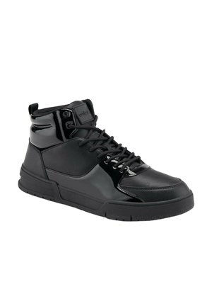 Zapatillas altas negras hechas de cuero y materiales sintéticos; cuentan con acentos brillantes, paneles texturizados y una suela de goma resistente.
