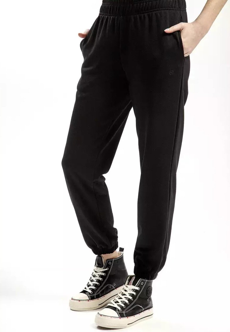 Czarne spodnie dresowe z elastycznym pasem oraz ribbowymi mankietami, z bocznymi kieszeniami i gładką, miękką fakturą.