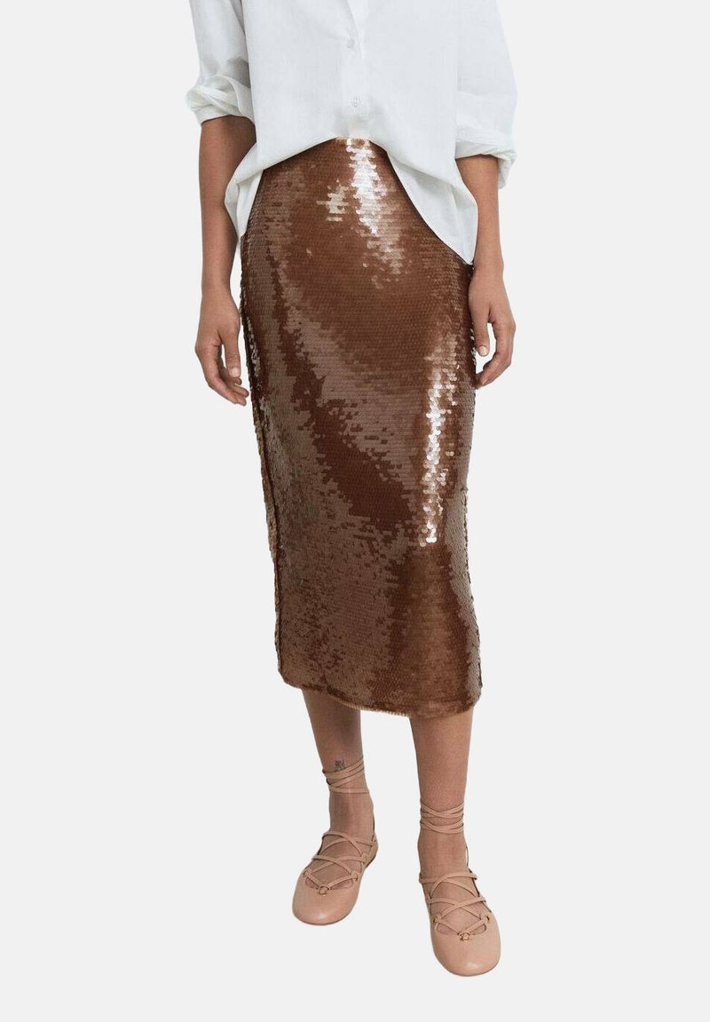 Jupe midi en sequins bronze avec un design ajusté, texture lisse et surface légèrement brillante, assortie à une chemise blanche ample.