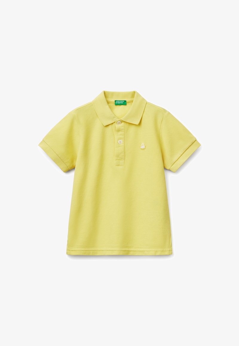 Polo-shirt jaune clair en coton texturé, avec un col, une patte de boutonnage et un petit logo brodé sur la poitrine.